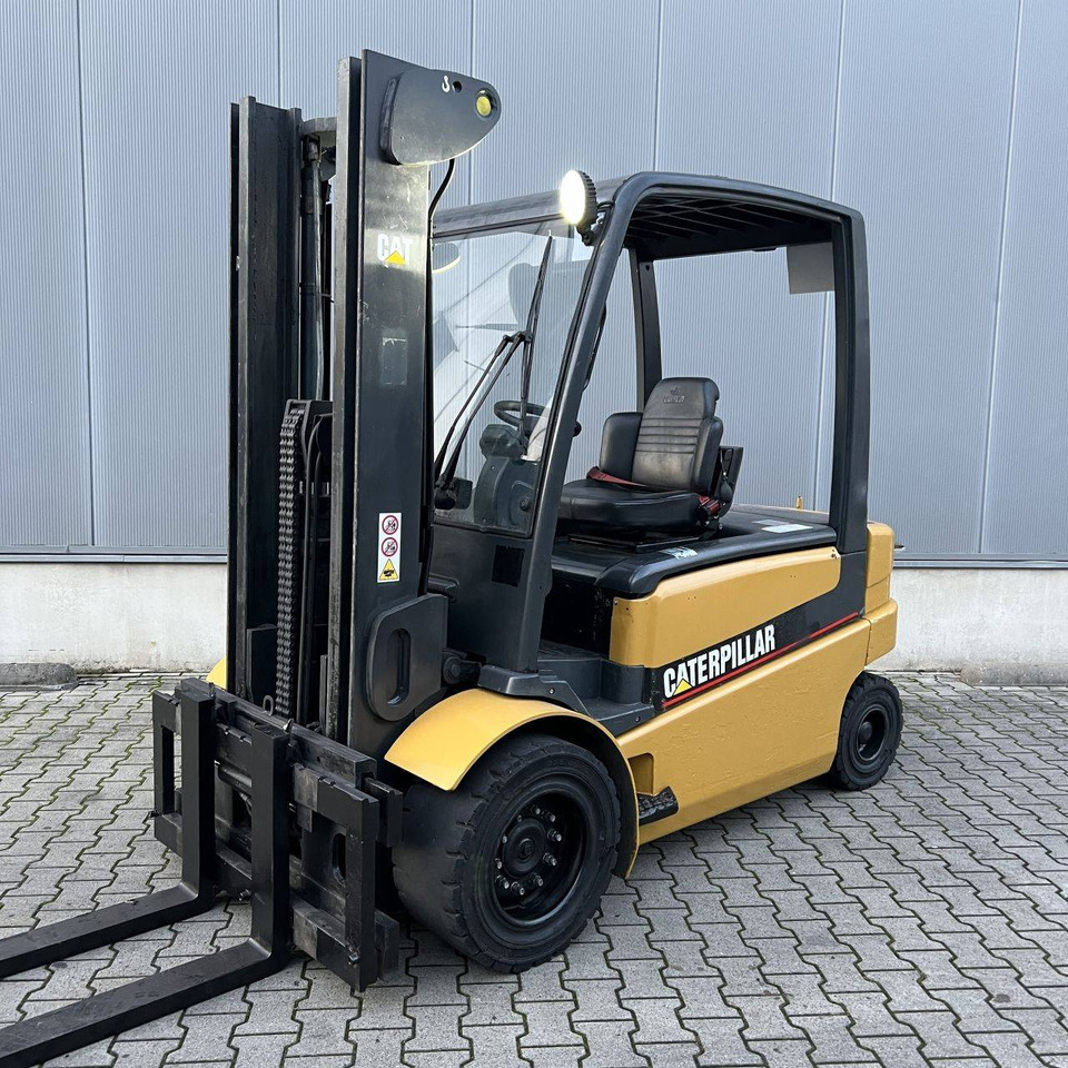 Caterpillar EP50 - رافعة شوكية كهربائية: صورة 1 Caterpillar EP50 - رافعة شوكية كهربائية: صورة 1