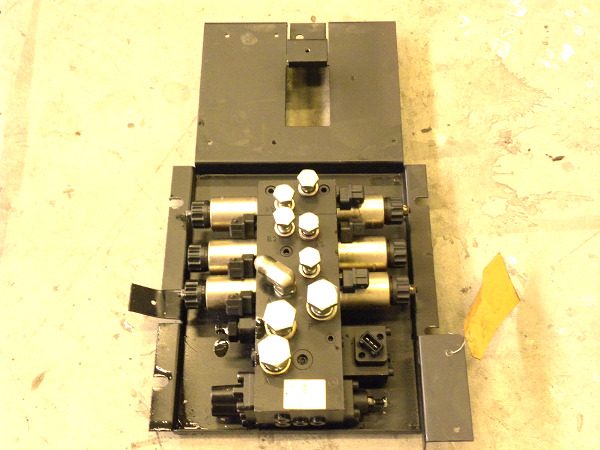 Hydraulic block for Caterpillar NR16N - صمام هيدروليكي - معدات المناولة: صورة 1 Hydraulic block for Caterpillar NR16N - صمام هيدروليكي - معدات المناولة: صورة 1