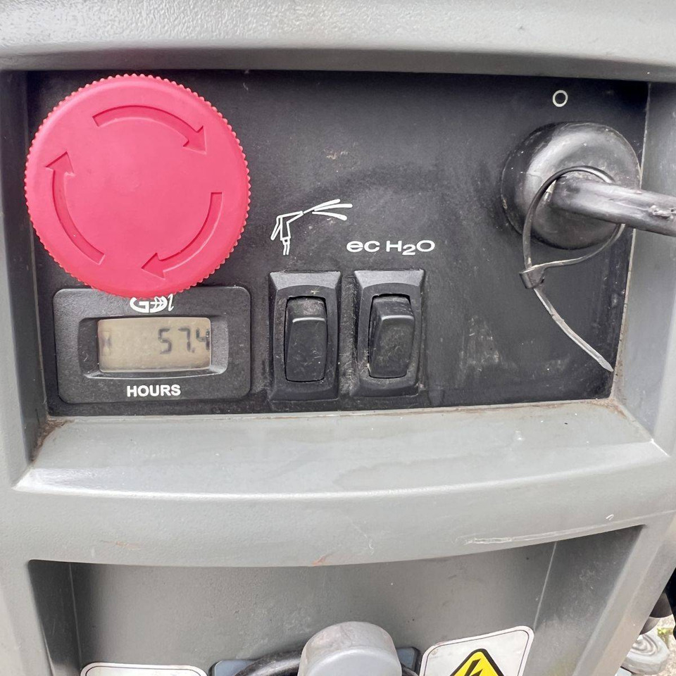 Tennant T500 - ماكينة فرك وتجفيف: صورة 5 Tennant T500 - ماكينة فرك وتجفيف: صورة 5