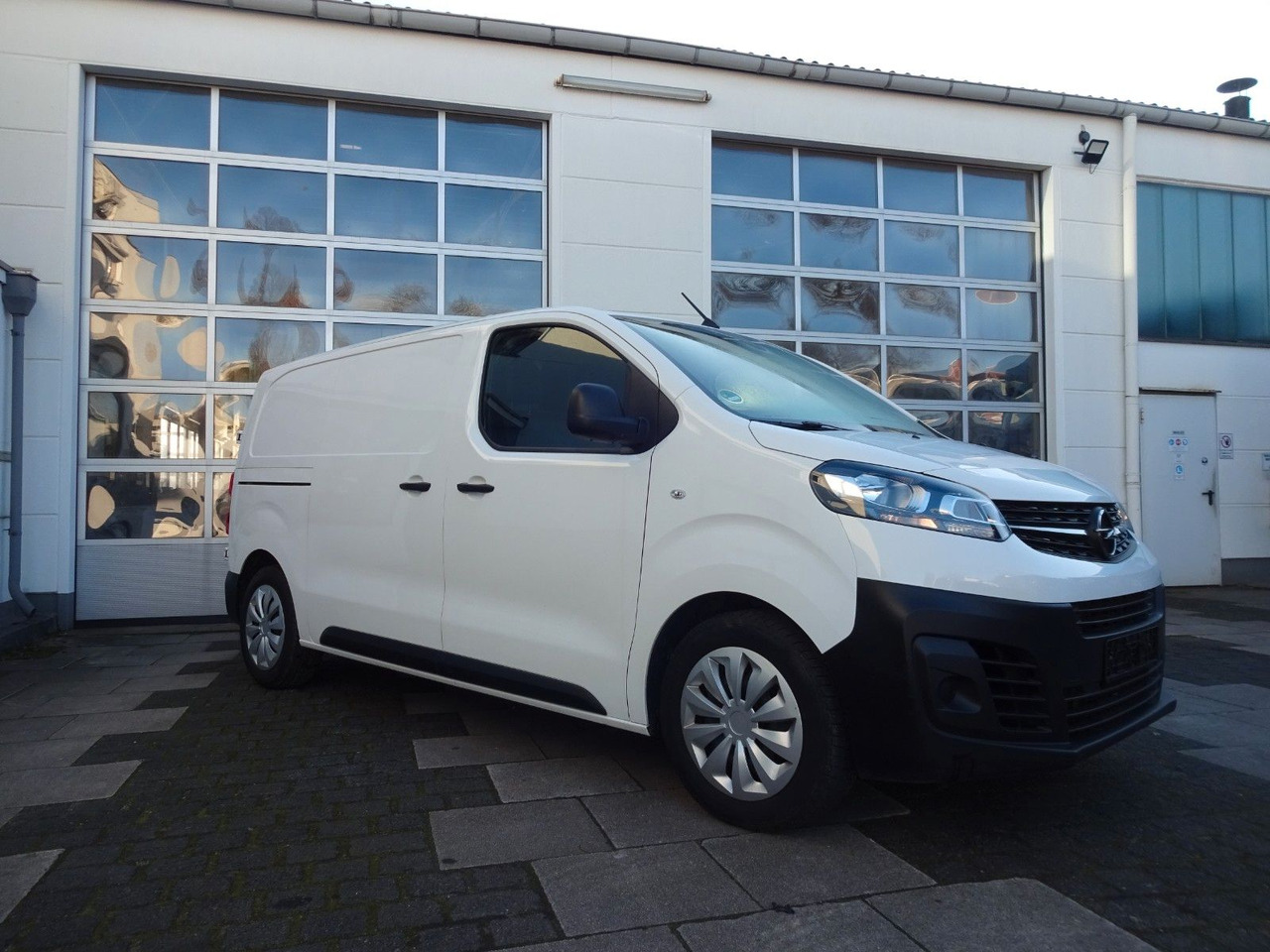 Opel 50 x Vivaro Kasten L1H1, Klima, PDC, Tempomat - فان المدمجة: صورة 3 Opel 50 x Vivaro Kasten L1H1, Klima, PDC, Tempomat - فان المدمجة: صورة 3
