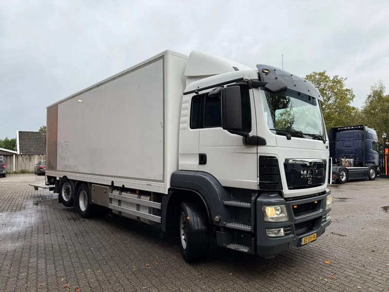 MAN TGS 26.320 Koffer Stuuras AHK 2.500KG LBW 319.460KM! NL Truck - شاحنة صندوقية: صورة 2 MAN TGS 26.320 Koffer Stuuras AHK 2.500KG LBW 319.460KM! NL Truck - شاحنة صندوقية: صورة 2
