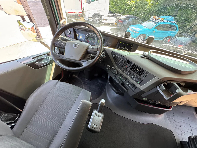 Volvo FH 500 Globetrotter XL ADR! 305.330KM! Gestuurde Voorloopas 2x tank APK 03/2026 - مقطورة السحب: صورة 5 Volvo FH 500 Globetrotter XL ADR! 305.330KM! Gestuurde Voorloopas 2x tank APK 03/2026 - مقطورة السحب: صورة 5