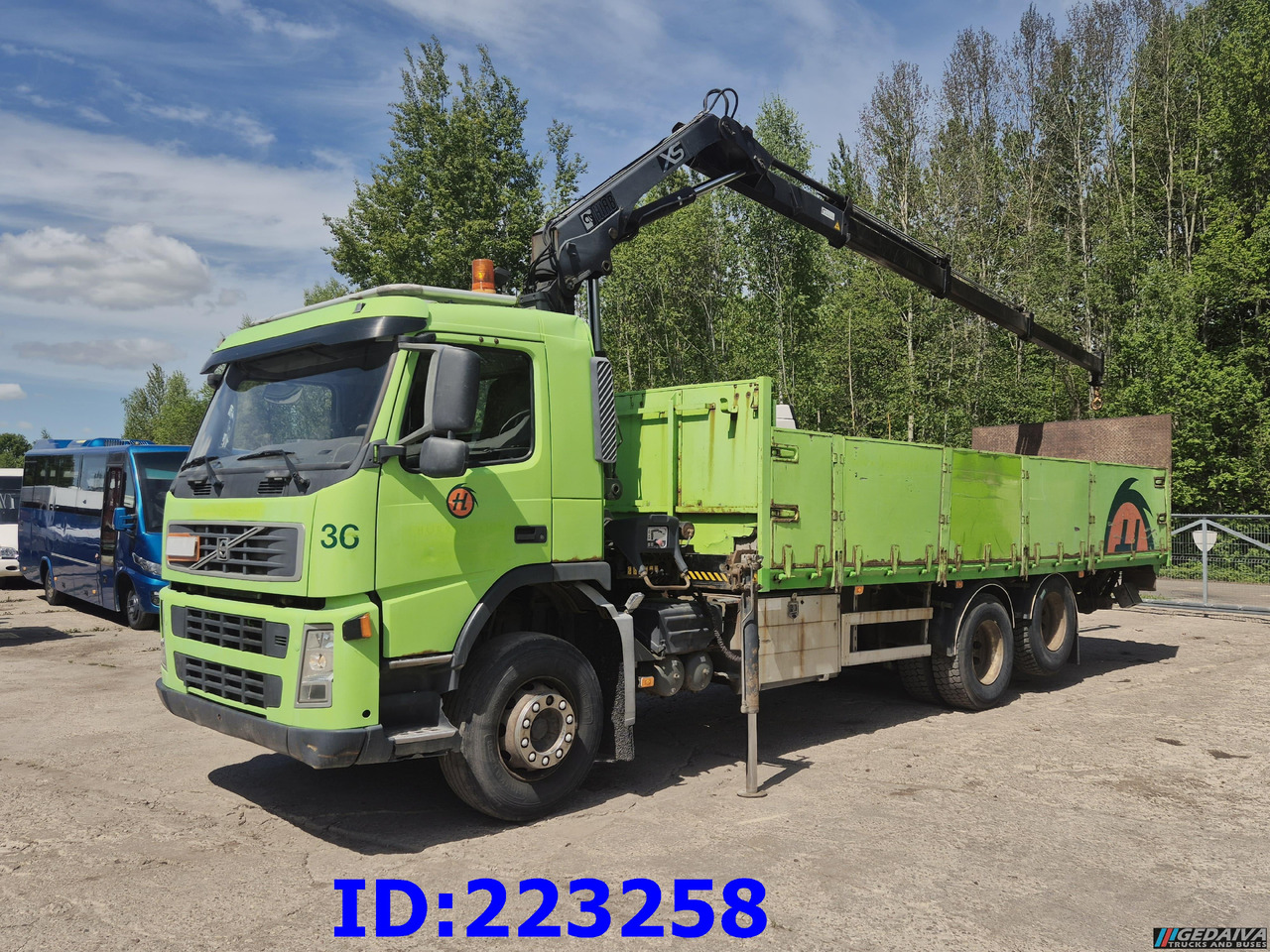 VOLVO FM9 300HP 6x2 + HIAB 144B -3 CL - شاحنات مسطحة: صورة 1 VOLVO FM9 300HP 6x2 + HIAB 144B -3 CL - شاحنات مسطحة: صورة 1