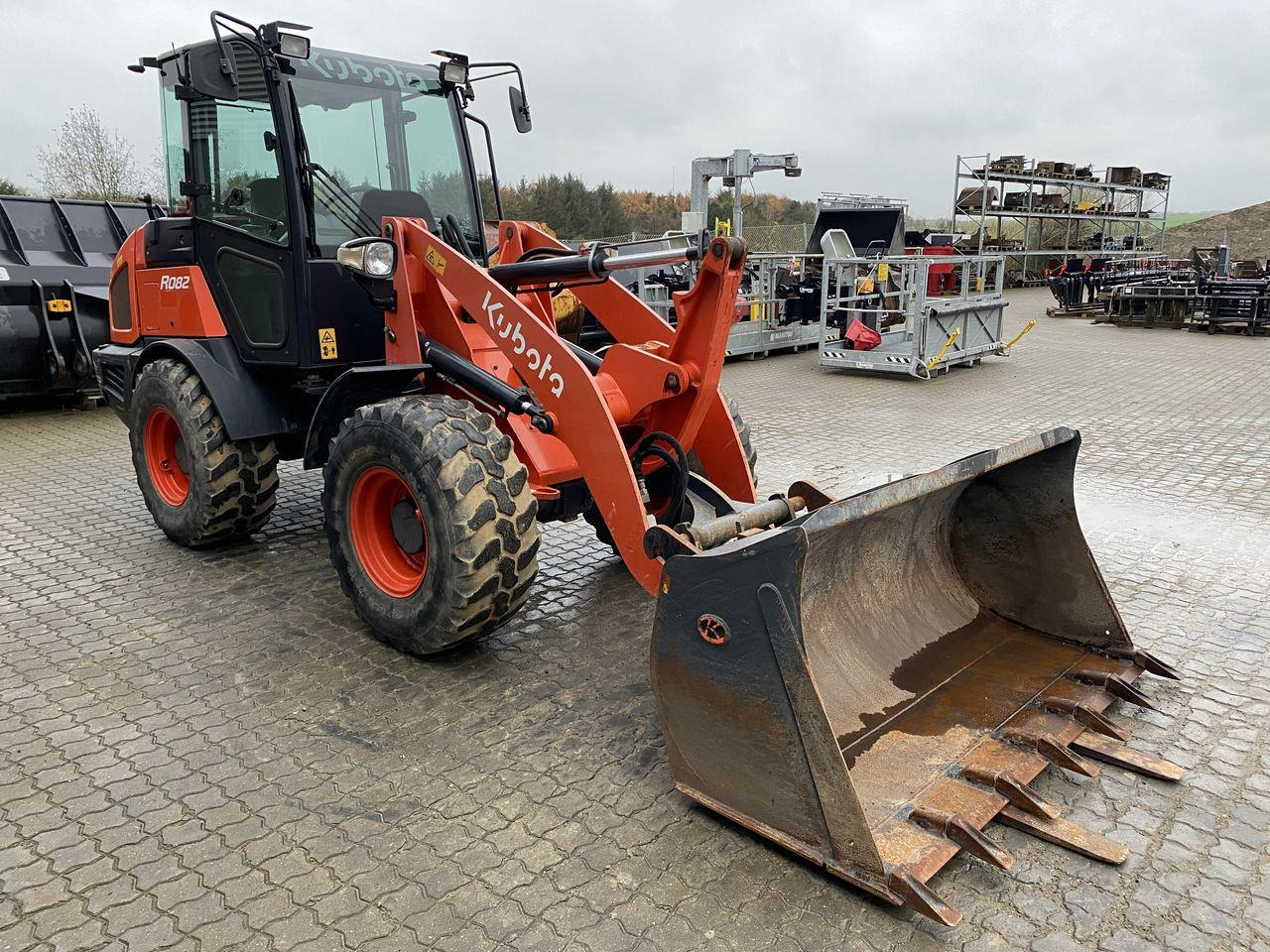 Kubota R082 - لودر مفصلي صغير: صورة 5 Kubota R082 - لودر مفصلي صغير: صورة 5