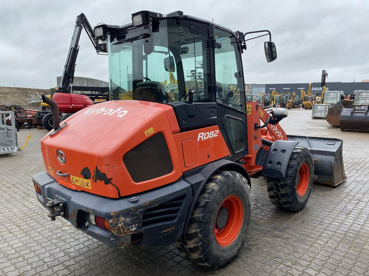 Kubota R082 - لودر مفصلي صغير: صورة 4 Kubota R082 - لودر مفصلي صغير: صورة 4