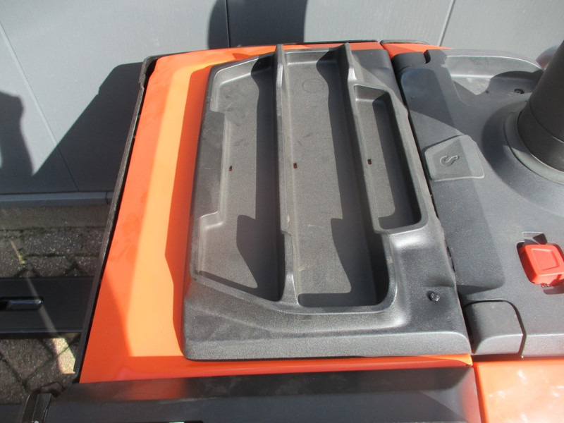 Toyota LPE 200 - شاحنة نقل الطبالي: صورة 5 Toyota LPE 200 - شاحنة نقل الطبالي: صورة 5