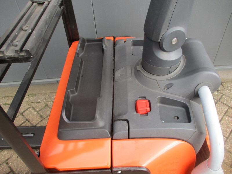 Toyota LPE 200 - شاحنة نقل الطبالي: صورة 3 Toyota LPE 200 - شاحنة نقل الطبالي: صورة 3