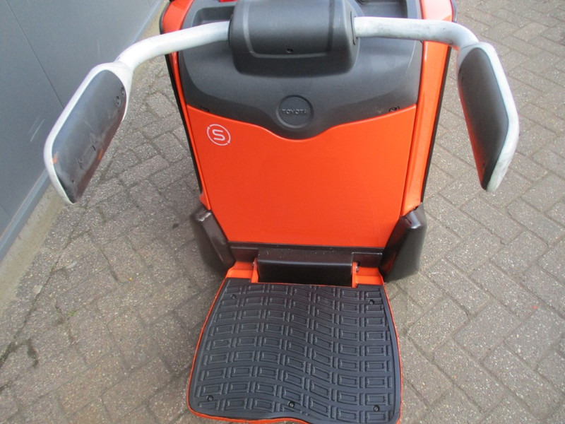 Toyota LPE 250 - شاحنة نقل الطبالي: صورة 5 Toyota LPE 250 - شاحنة نقل الطبالي: صورة 5