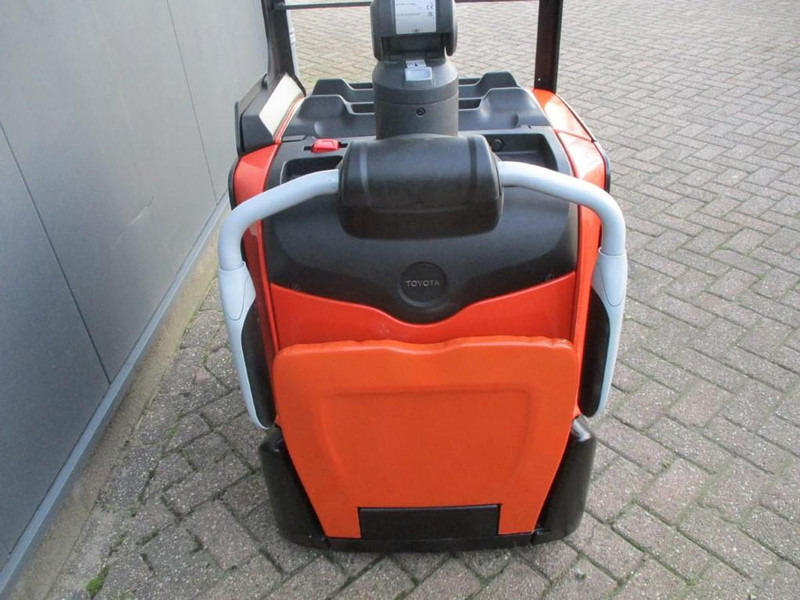 Toyota LPE250 - شاحنة نقل الطبالي: صورة 4 Toyota LPE250 - شاحنة نقل الطبالي: صورة 4