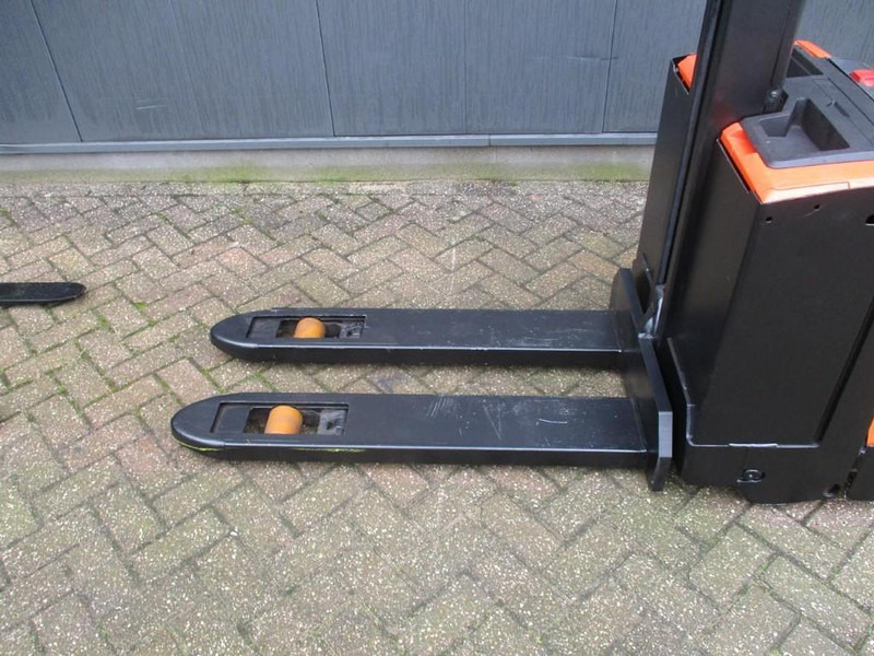 Toyota SWE 080L - آلة تكديس: صورة 3 Toyota SWE 080L - آلة تكديس: صورة 3