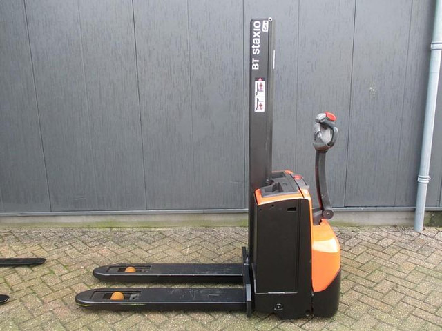 Toyota SWE 080L - آلة تكديس: صورة 2 Toyota SWE 080L - آلة تكديس: صورة 2