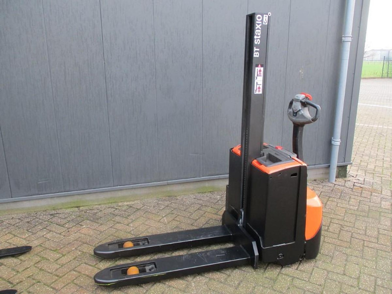 Toyota SWE 080L - آلة تكديس: صورة 1 Toyota SWE 080L - آلة تكديس: صورة 1