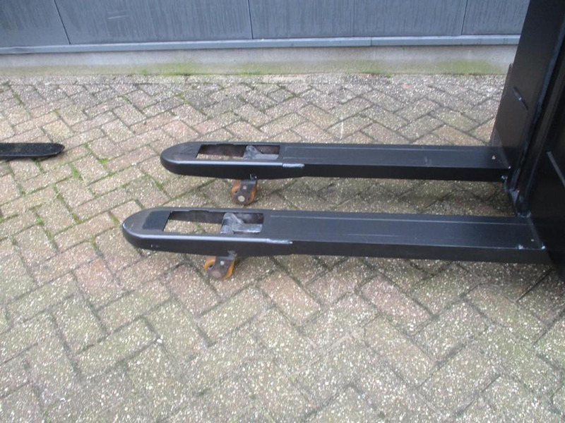 Toyota SWE 080L - آلة تكديس: صورة 5 Toyota SWE 080L - آلة تكديس: صورة 5