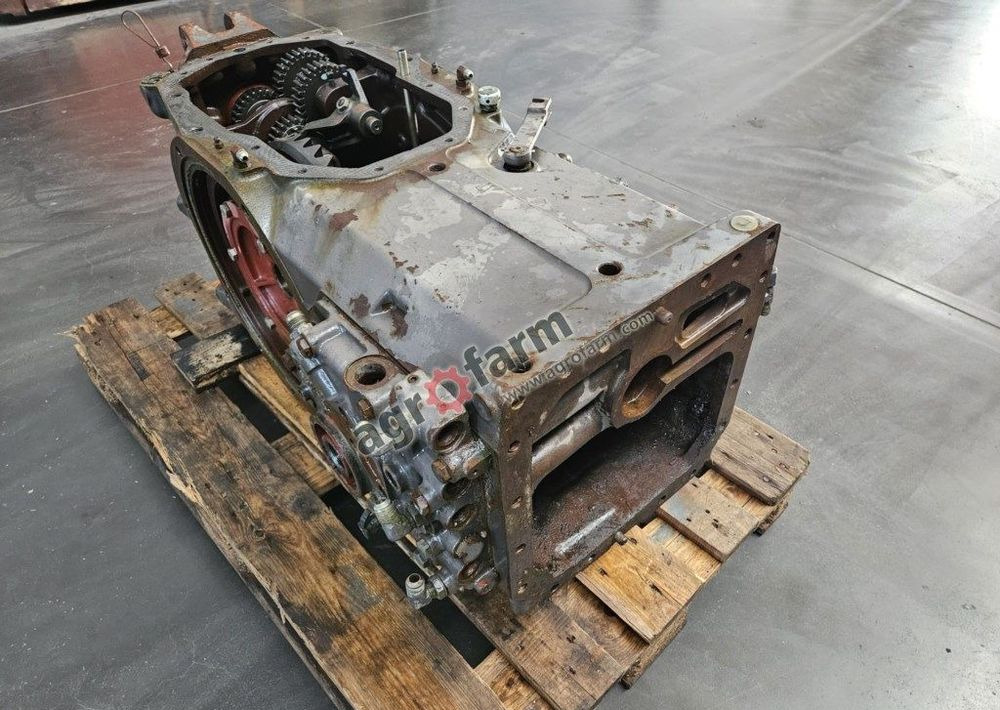 TYLNY MOST MASSEY FERGUSON 3070 3382213M4 - صندوق التروس: صورة 1 TYLNY MOST MASSEY FERGUSON 3070 3382213M4 - صندوق التروس: صورة 1