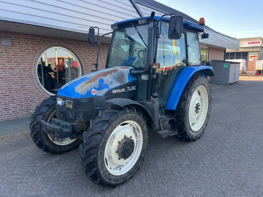 New Holland TL 90 - جرار: صورة 1 New Holland TL 90 - جرار: صورة 1