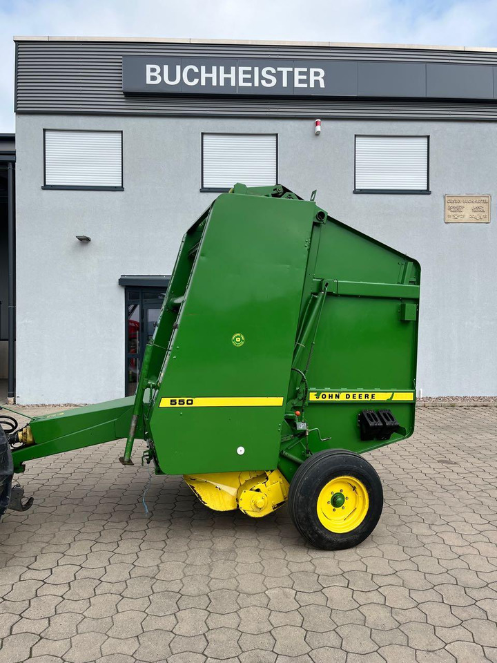 John Deere 550 - آلة بالات دائرية: صورة 1 John Deere 550 - آلة بالات دائرية: صورة 1