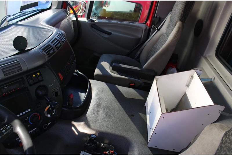 Interior photo 1: شاحنة قلاب Ginaf X 4446 TS + EURO 5 + TIPPER + 8X8