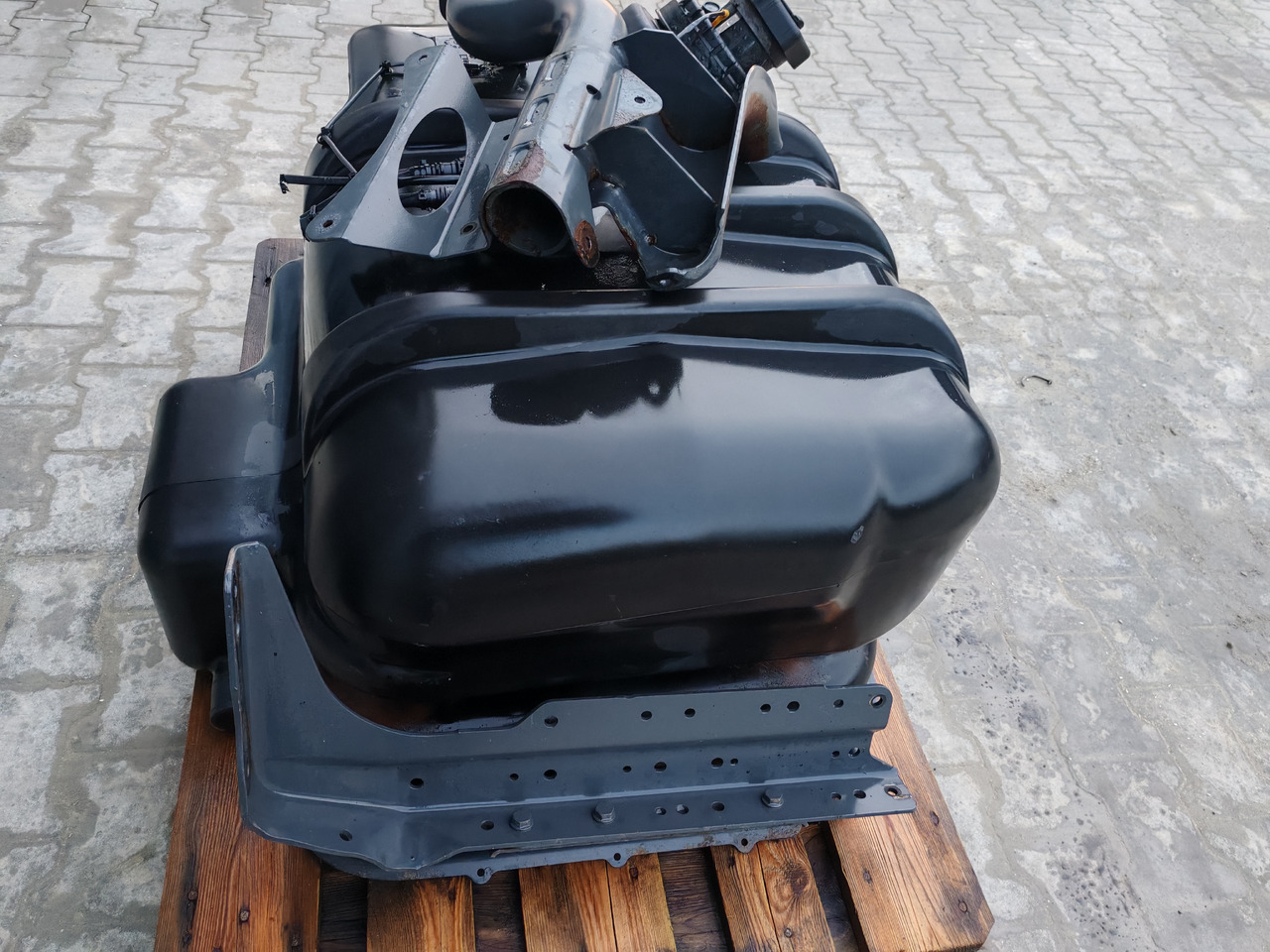 MERCEDES-BENZ ATEGO MP4 EURO6 / COMPLETE FUEL TANK / 180L / A9674710001 - خزان الوقود: صورة 4 MERCEDES-BENZ ATEGO MP4 EURO6 / COMPLETE FUEL TANK / 180L / A9674710001 - خزان الوقود: صورة 4