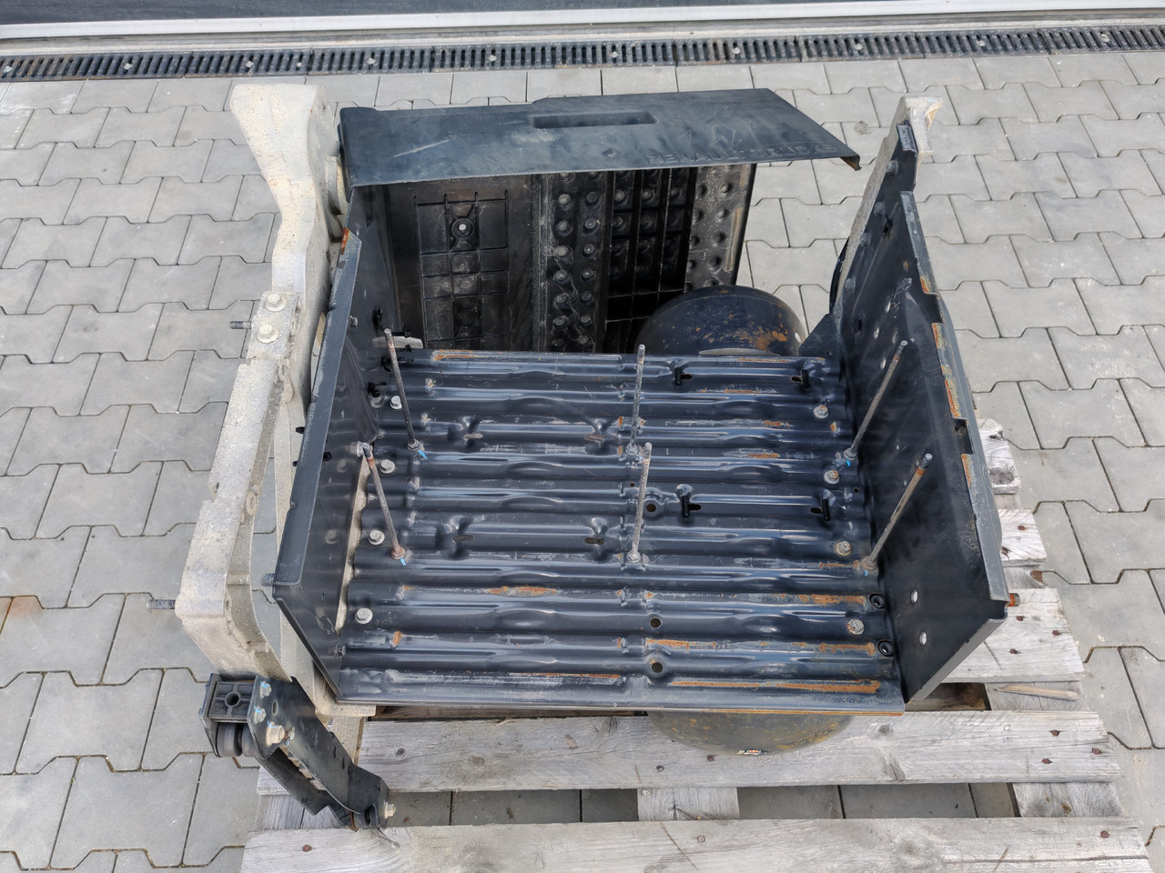 RENAULT RANGE T / BATTERY BOX / COMPLETE - بطارية: صورة 5 RENAULT RANGE T / BATTERY BOX / COMPLETE - بطارية: صورة 5