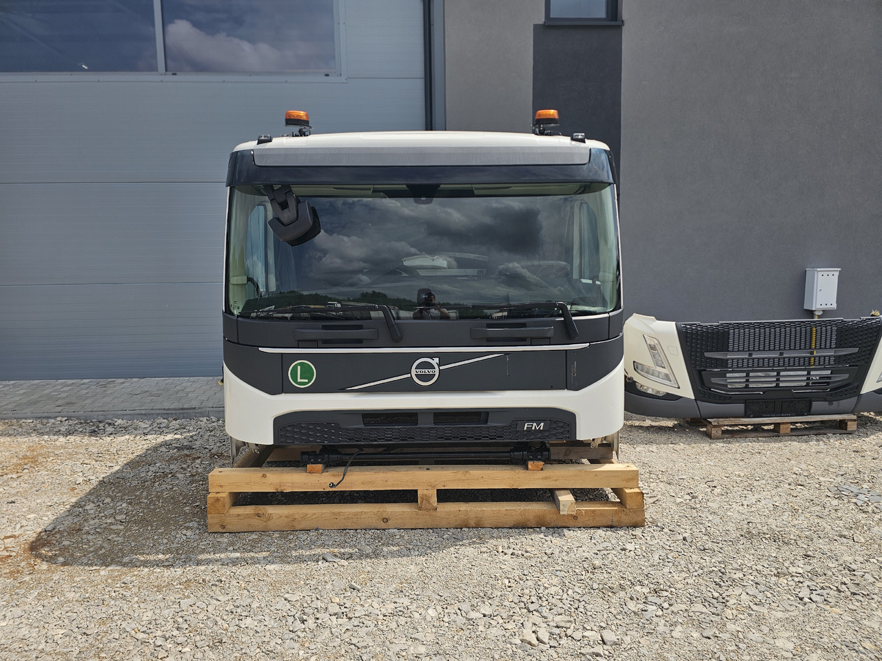 VOLVO FM5 LOW ROOF / L2 H1 / COMPLETE CAB / 2022 - كابينة: صورة 3 VOLVO FM5 LOW ROOF / L2 H1 / COMPLETE CAB / 2022 - كابينة: صورة 3