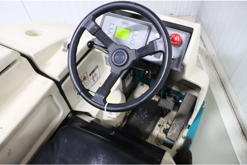 ماكينة فرك وتجفيف TENNANT 7300E: صورة 9 ماكينة فرك وتجفيف TENNANT 7300E: صورة 9