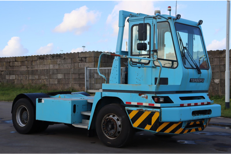 Terberg YT222 - شاحنة نقل نصف مقطورة بالميناء: صورة 1 Terberg YT222 - شاحنة نقل نصف مقطورة بالميناء: صورة 1