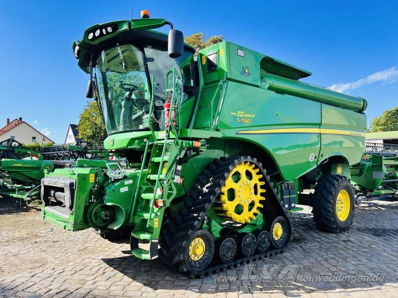 John Deere S790 - حصادة: صورة 1 John Deere S790 - حصادة: صورة 1