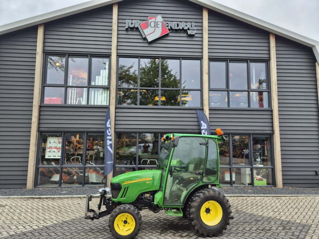 JOHN DEERE 2520 - جرار صغير: صورة 1 JOHN DEERE 2520 - جرار صغير: صورة 1