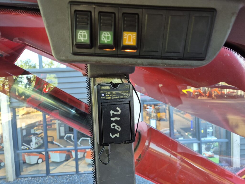 آلة رفع ونقل تلسكوبية MANITOU MRT 1850+ privilege: صورة 8