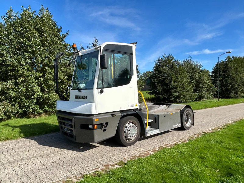 Terberg YT 223 | LOW HOURS | AIRCO | MEGA LOW LOADER | - شاحنة نقل نصف مقطورة بالميناء: صورة 1 Terberg YT 223 | LOW HOURS | AIRCO | MEGA LOW LOADER | - شاحنة نقل نصف مقطورة بالميناء: صورة 1