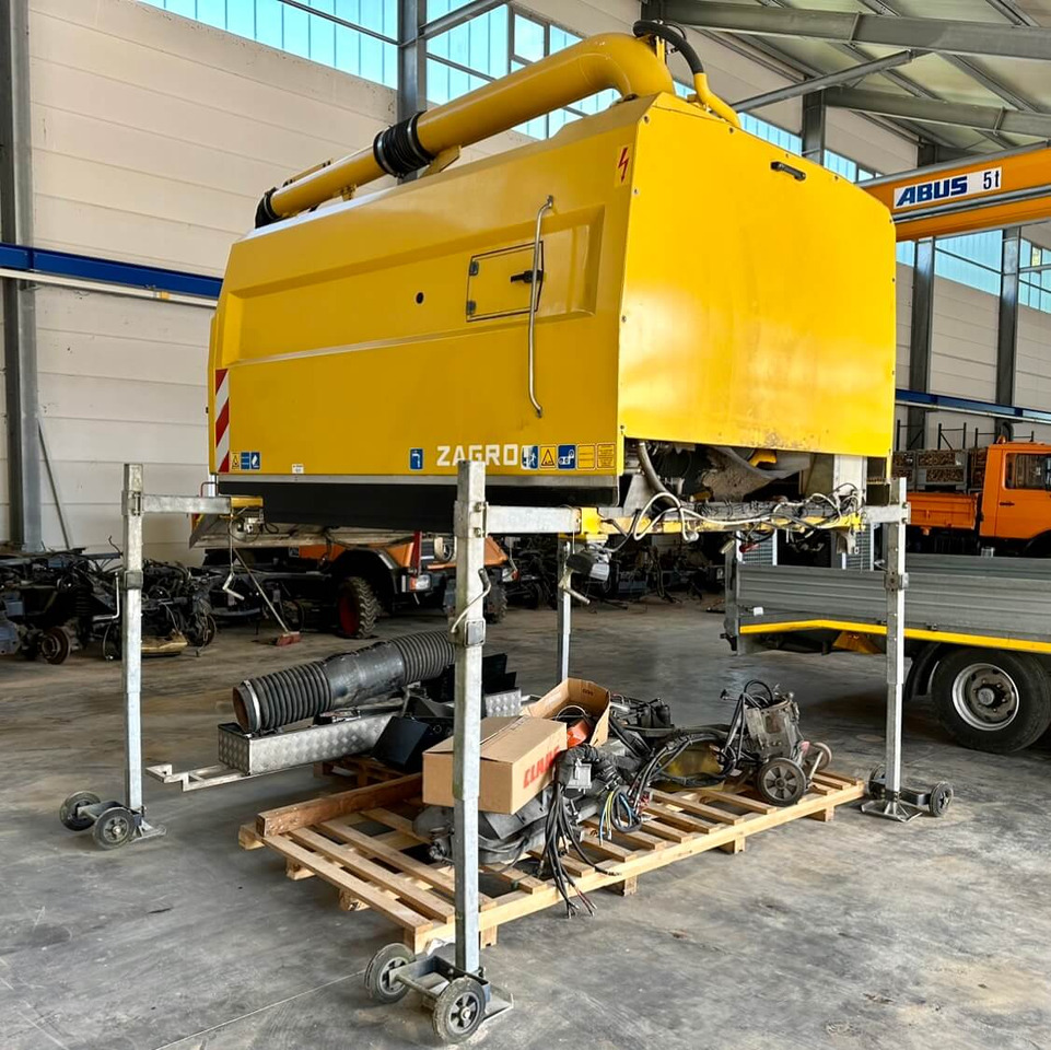 Unimog Aufbaukehrmaschine Trilety SK-370 - سياره كنس شوارع: صورة 1 Unimog Aufbaukehrmaschine Trilety SK-370 - سياره كنس شوارع: صورة 1