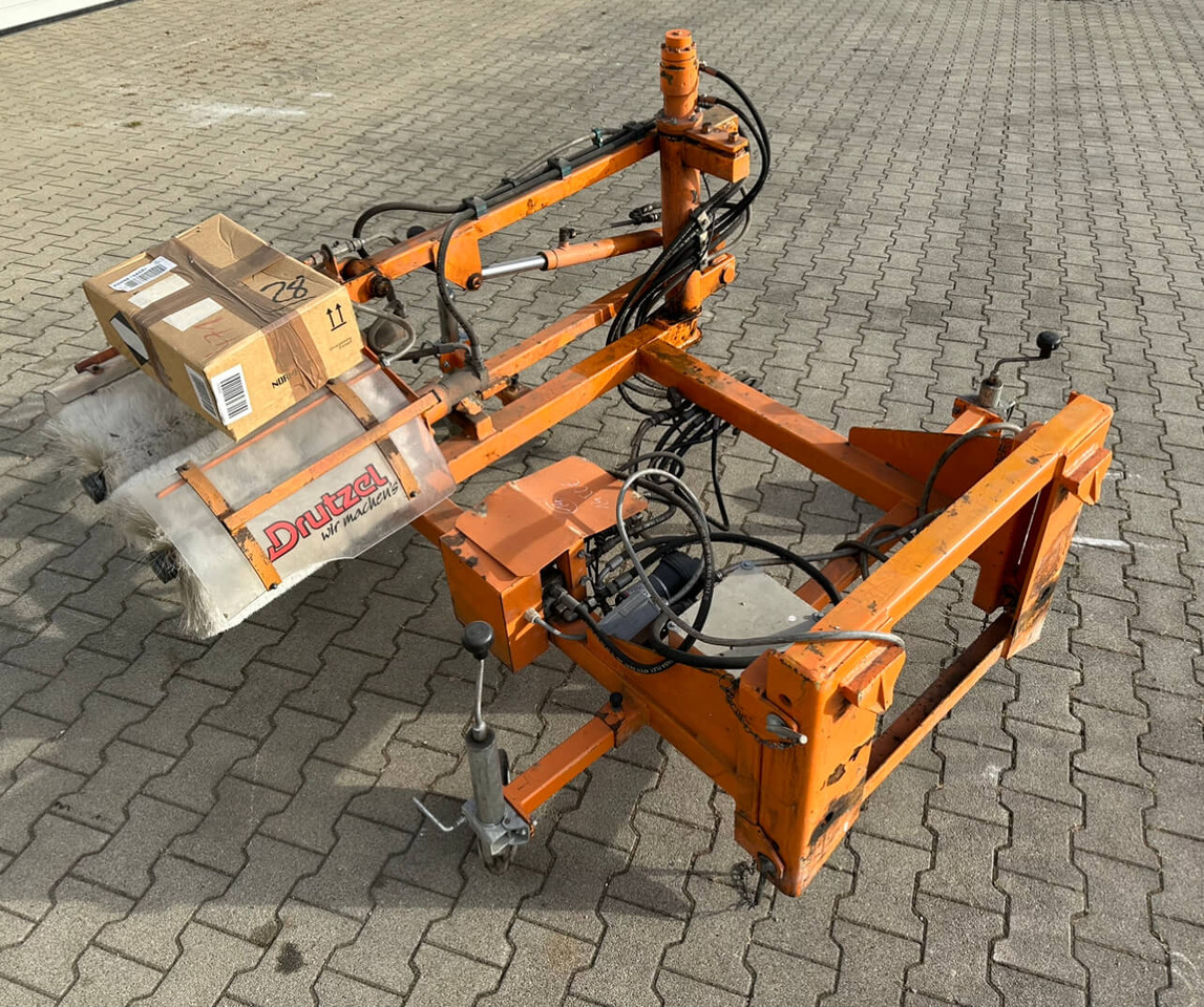 Unimog Leitpfostenwaschgerät  Drutzel LWG-U-300 - مقشة: صورة 1 Unimog Leitpfostenwaschgerät  Drutzel LWG-U-300 - مقشة: صورة 1