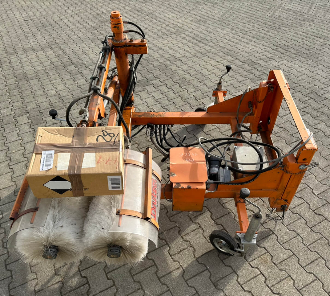 Unimog Leitpfostenwaschgerät  Drutzel LWG-U-300 - مقشة: صورة 2 Unimog Leitpfostenwaschgerät  Drutzel LWG-U-300 - مقشة: صورة 2