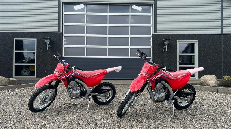 Honda CRF 125 F DEMO. Rigtig crosser med gear og kobling - عربة جميع التضاريس/ رباعية العجلات: صورة 1 Honda CRF 125 F DEMO. Rigtig crosser med gear og kobling - عربة جميع التضاريس/ رباعية العجلات: صورة 1