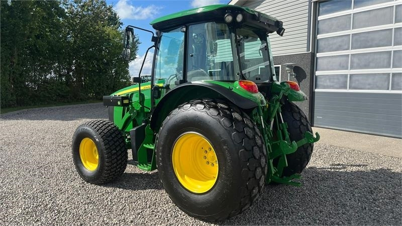 John Deere 5090 M Med græsdæk - جرار: صورة 3 John Deere 5090 M Med græsdæk - جرار: صورة 3