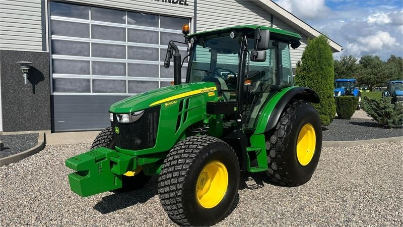 John Deere 5090 M Med græsdæk - جرار: صورة 2 John Deere 5090 M Med græsdæk - جرار: صورة 2