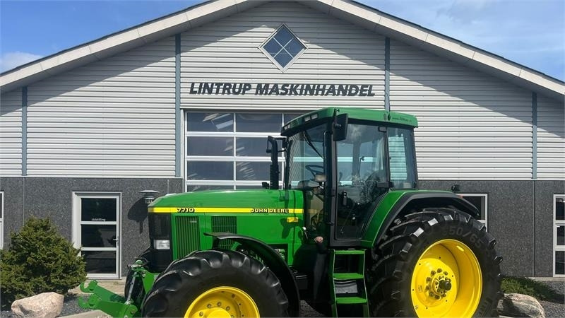John Deere 7710 8.1L motor, store hjul og frontlift. En ejere - جرار: صورة 1 John Deere 7710 8.1L motor, store hjul og frontlift. En ejere - جرار: صورة 1