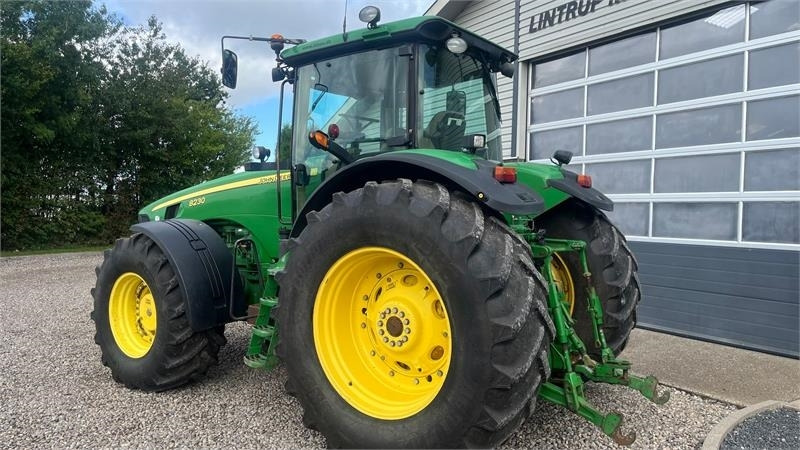 John Deere 8230 Med frontlift - جرار: صورة 3 John Deere 8230 Med frontlift - جرار: صورة 3