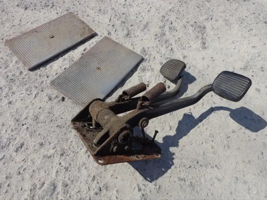 Scania Brake AND Clutch Pedal From Scania LB 0 AND LB1 Serie - دواسة - شاحنة: صورة 4 Scania Brake AND Clutch Pedal From Scania LB 0 AND LB1 Serie - دواسة - شاحنة: صورة 4