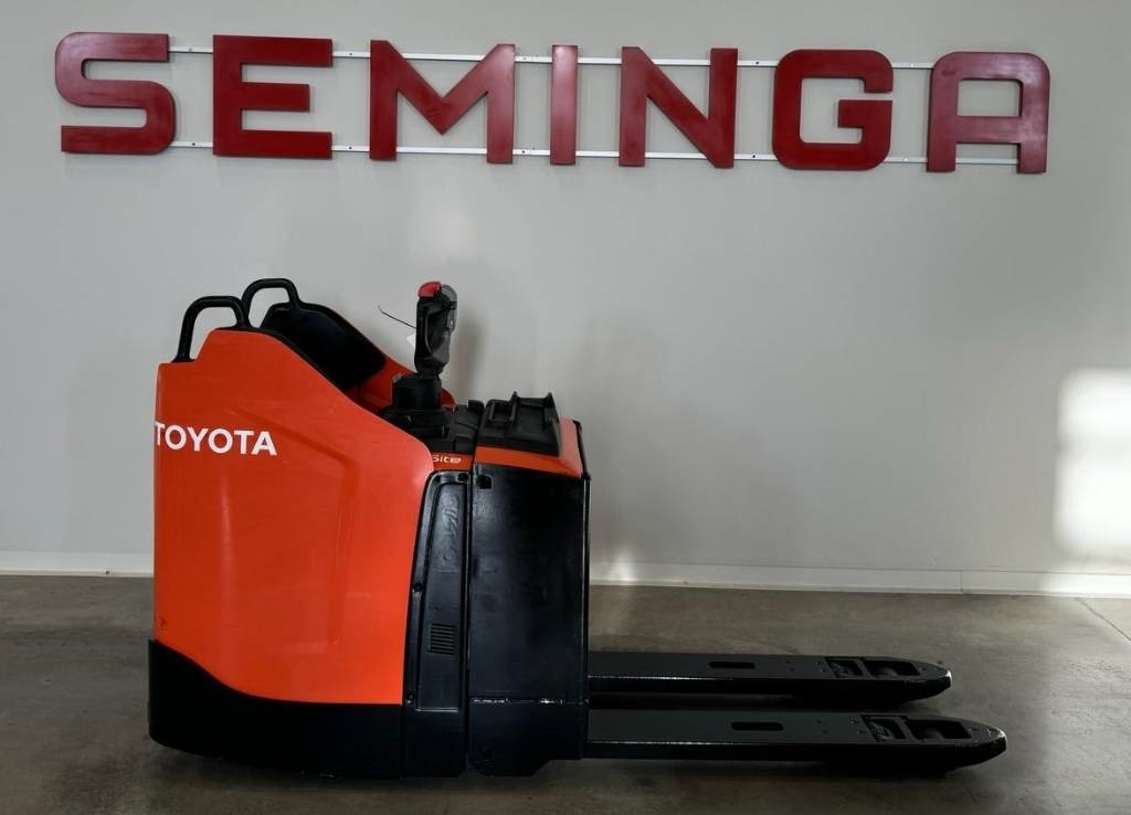 Toyota 10545 LPE200 - شاحنة نقل الطبالي: صورة 2 Toyota 10545 LPE200 - شاحنة نقل الطبالي: صورة 2