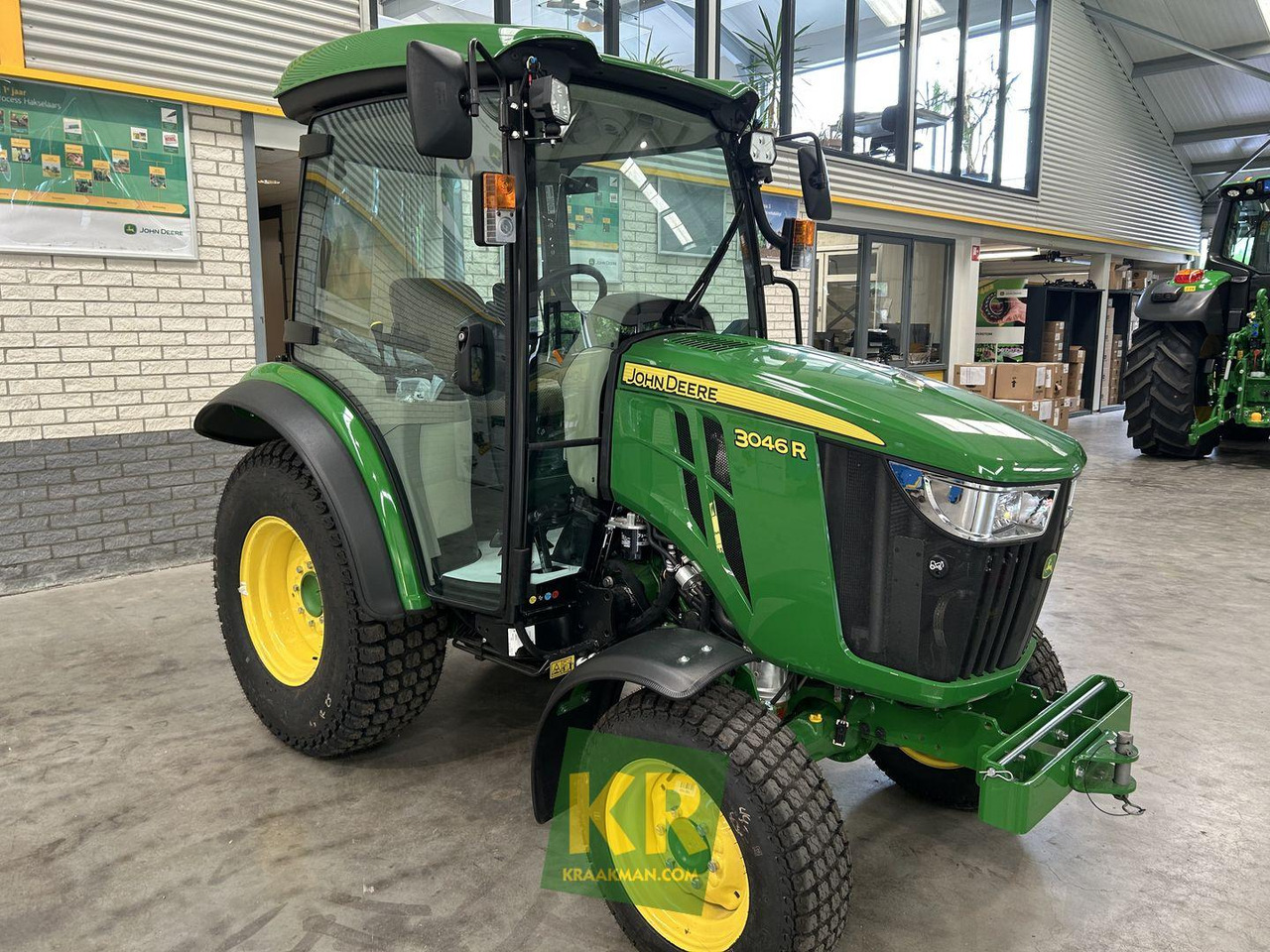 John Deere 3046R - جرار صغير: صورة 1 John Deere 3046R - جرار صغير: صورة 1