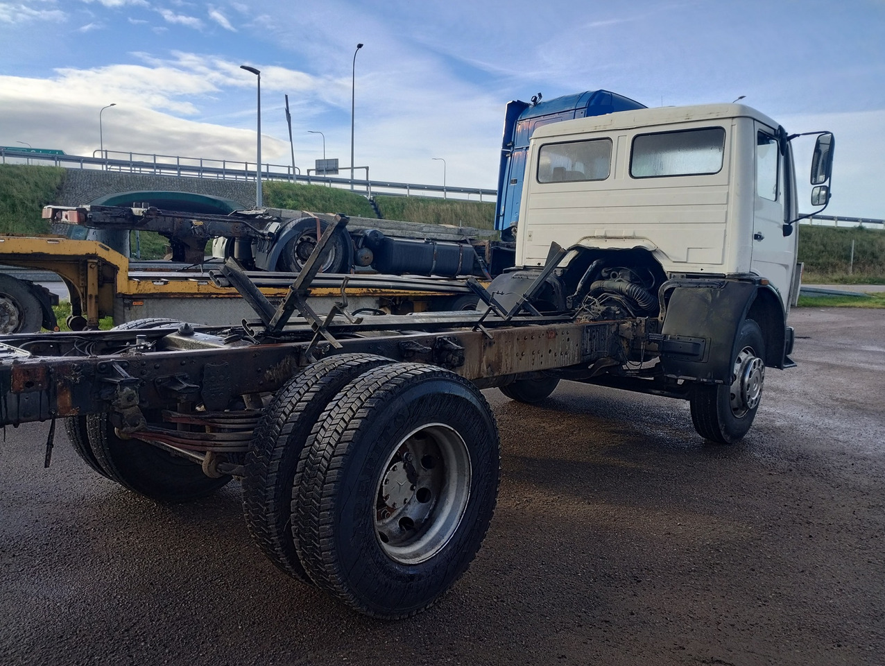 MERCEDES-BENZ 1620 - شاحنة بهيكل معدني للمقصورة: صورة 3 MERCEDES-BENZ 1620 - شاحنة بهيكل معدني للمقصورة: صورة 3