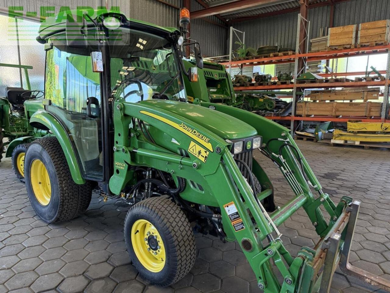 John Deere 3320 - جرار: صورة 1 John Deere 3320 - جرار: صورة 1