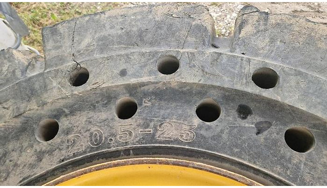 Big Vollgummi Räder 20,5 x 25 mit Volvo Felgen - إطارات: صورة 5 Big Vollgummi Räder 20,5 x 25 mit Volvo Felgen - إطارات: صورة 5