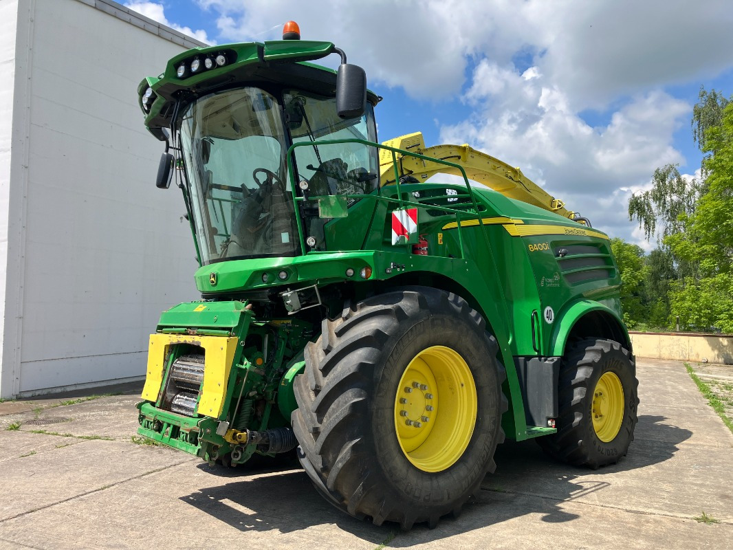 John Deere 8400i mit Kemper 360 und Pick-Up 639 - آلات الحصاد: صورة 1 John Deere 8400i mit Kemper 360 und Pick-Up 639 - آلات الحصاد: صورة 1