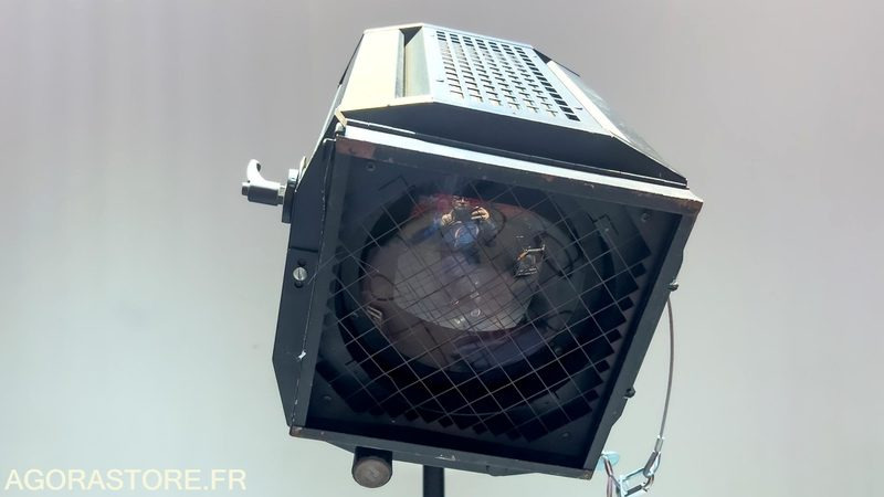 1 projecteur "plans convexe PC RJ 2 KW" - أدوات ومعدات: صورة 3 1 projecteur "plans convexe PC RJ 2 KW" - أدوات ومعدات: صورة 3