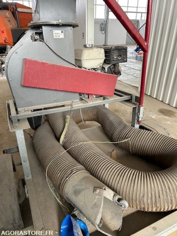 ASPIRATEUR A FEUILLES MORGNIEUX SUR REMORQUE ECIM - مكنسة كهربائية صناعية: صورة 3 ASPIRATEUR A FEUILLES MORGNIEUX SUR REMORQUE ECIM - مكنسة كهربائية صناعية: صورة 3