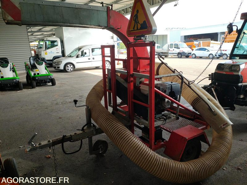 Aspirateur de feuilles sur remorque - معدات البستنة: صورة 1 Aspirateur de feuilles sur remorque - معدات البستنة: صورة 1