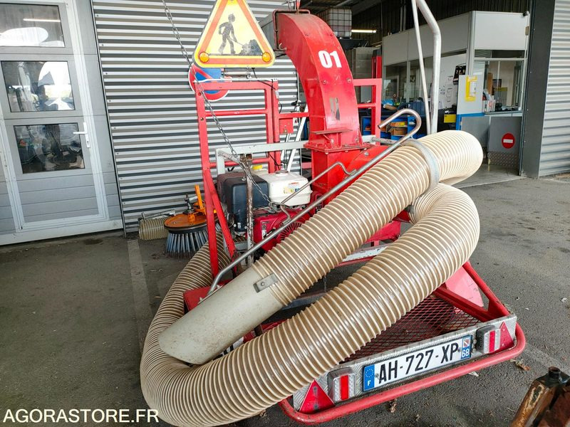 Aspirateur de feuilles sur remorque - معدات البستنة: صورة 2 Aspirateur de feuilles sur remorque - معدات البستنة: صورة 2
