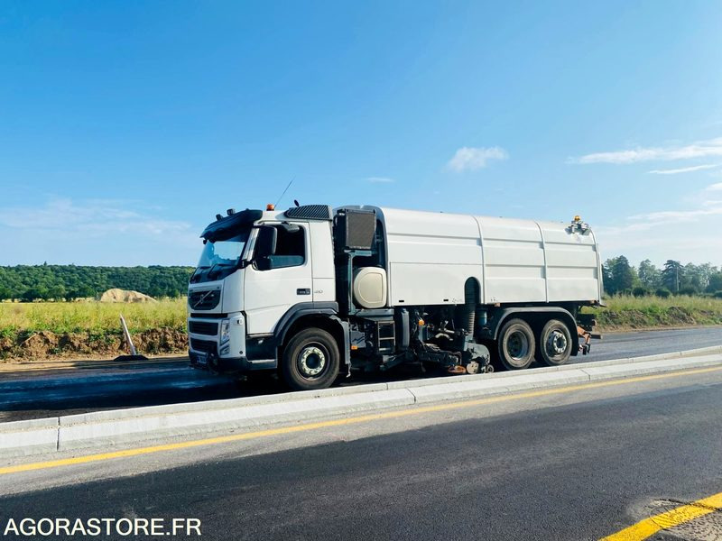 BALAYEUSE VOLVO BLANC 6 ROUES - ANNEE 2013 - 245000KMS - سياره كنس شوارع: صورة 1 BALAYEUSE VOLVO BLANC 6 ROUES - ANNEE 2013 - 245000KMS - سياره كنس شوارع: صورة 1